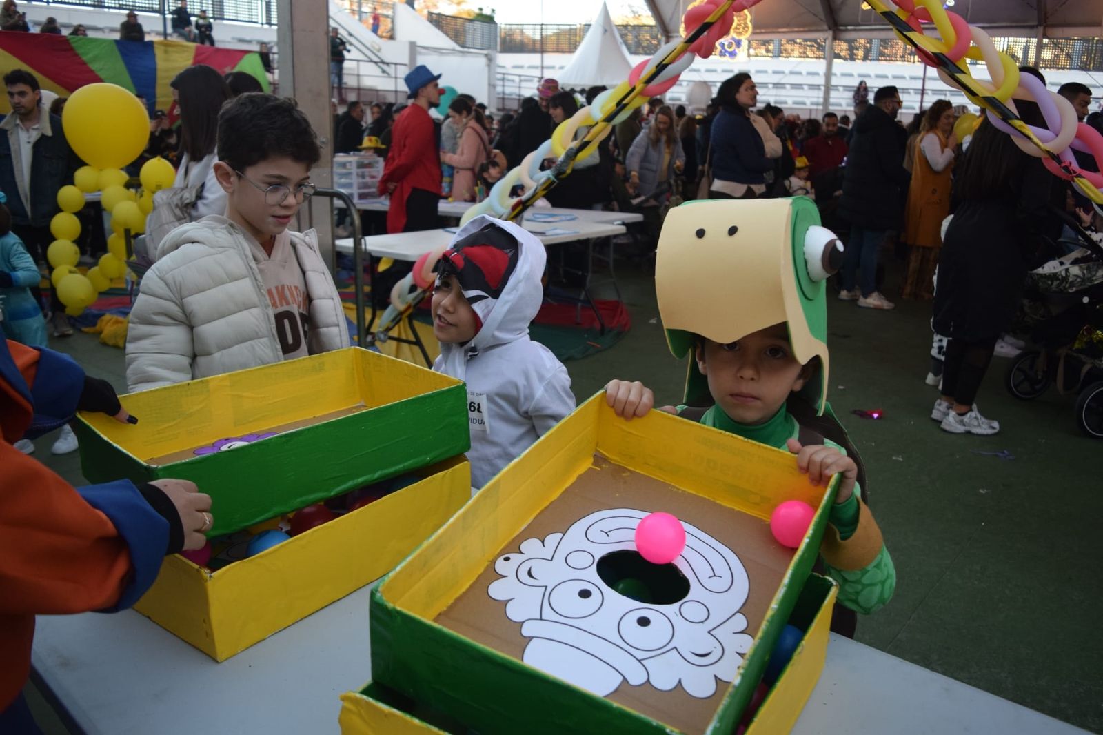 El concurso de carnaval infantil disfraza el Auditorio de la Marina con motivos de circo