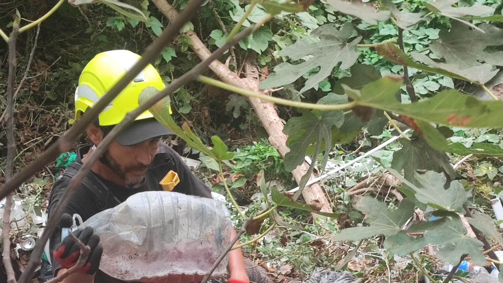 Un operario de las Brigadas Verticales trabajando en una zona próxima a Zurrón Un operario de las Brigadas Verticales trabajando en una zona próxima a Zurrón