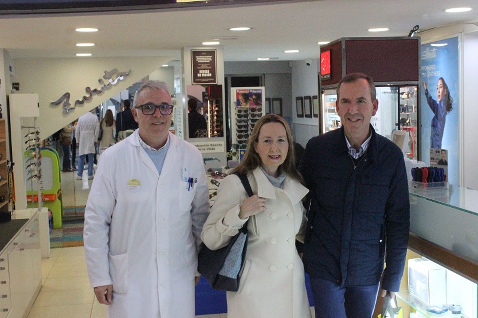 Eduardo y Eva en Óptica Zurita. / FOTO S.C.