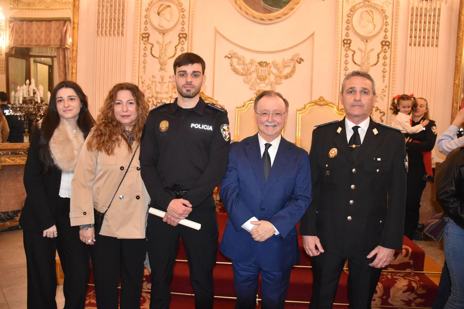 La toma de posesión de los 15 nuevos policías locales, en imágenes