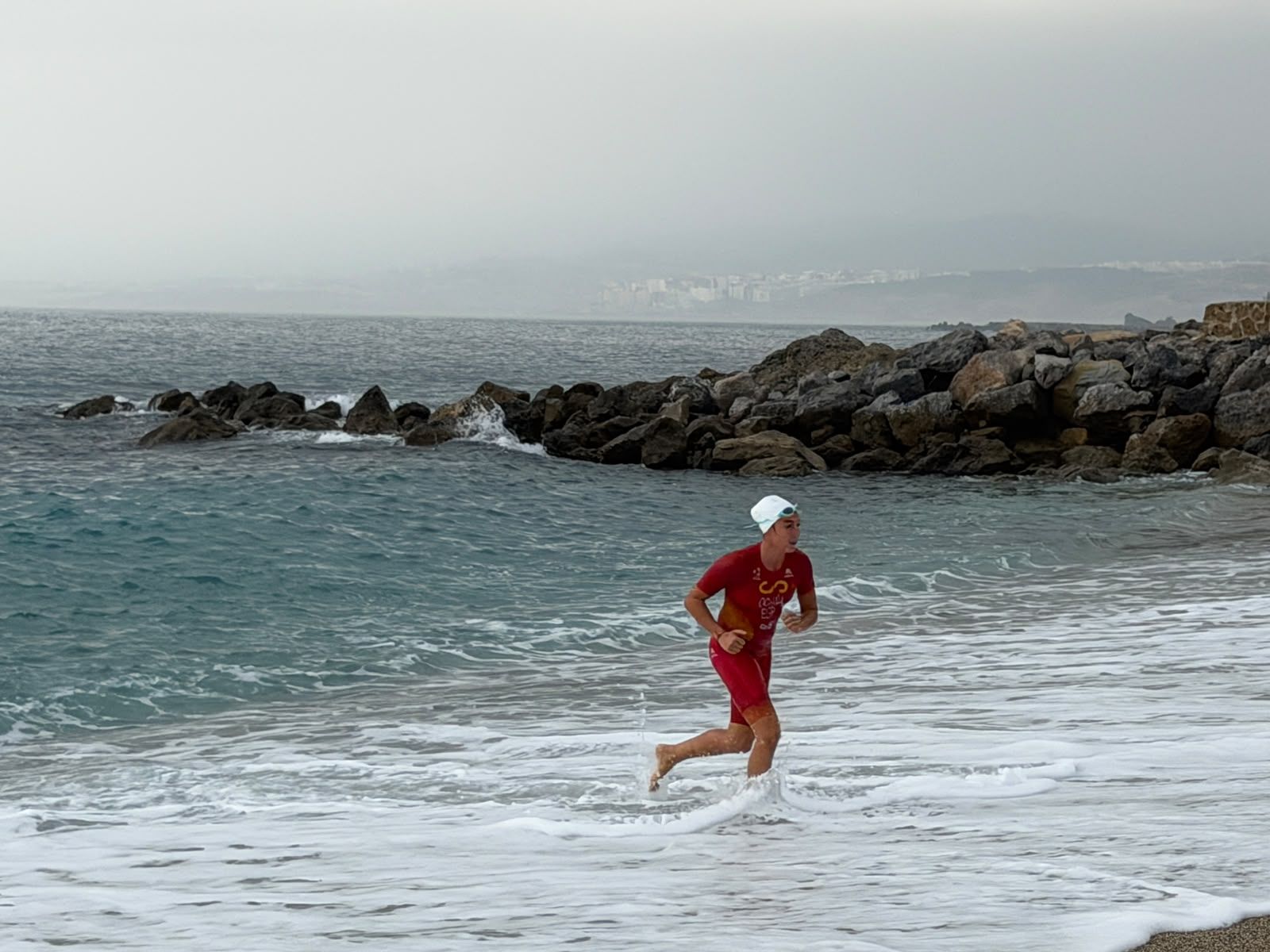 Los aficionados al triatlón en Ceuta se reúnen para participar en el Acuatlón Popular 'Juan Mur' y en la Phoenix Kids Triathlon