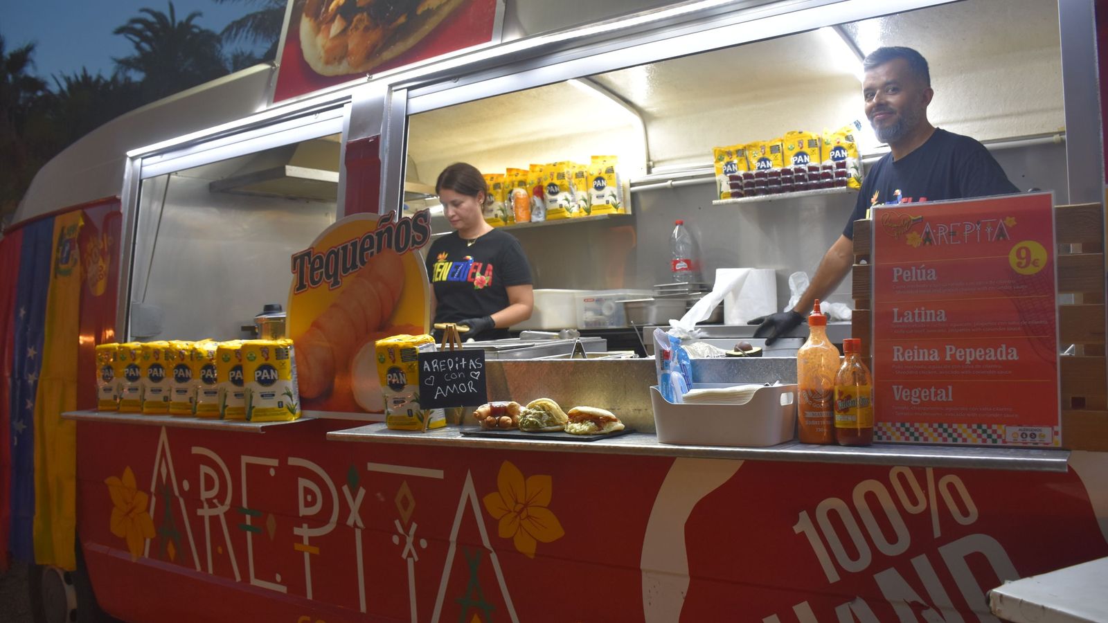 Food truck de comida venezonala, a cargo de Javier y Johana, en el primer 'Food Truck Festival. Sabores del mundo sobre ruedas’ en el Parque Marítimo