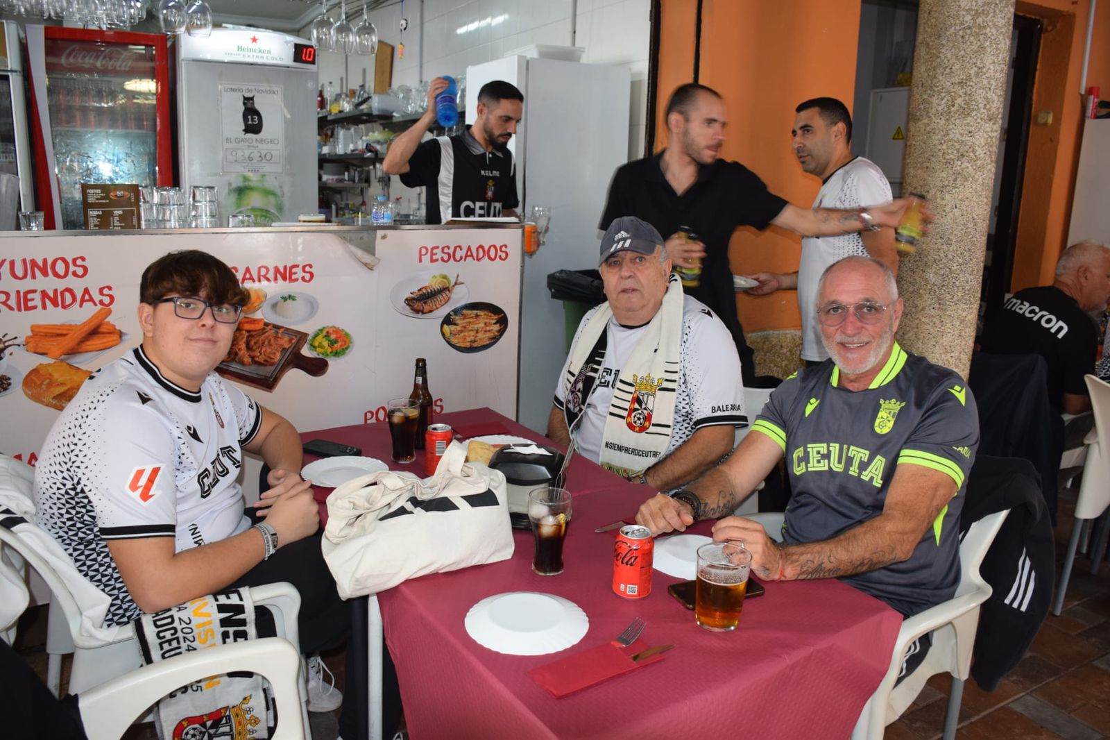 Las aficiones de Ceuta y Almería disfrutan del buen ambiente en la previa al partido