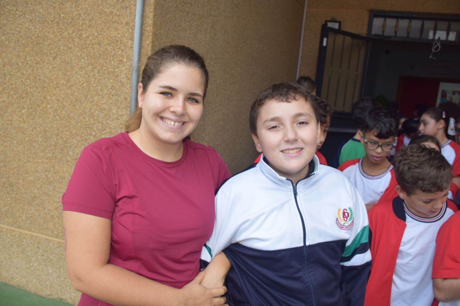 FOTOGALERÍA | El Castañero visita el Colegio San Daniel para 'encender' la tradición de La Mochila