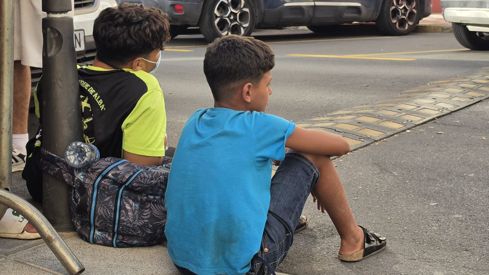 Centenares de migrantes hacen cola a las puertas de la Policía Nacional para su filiación