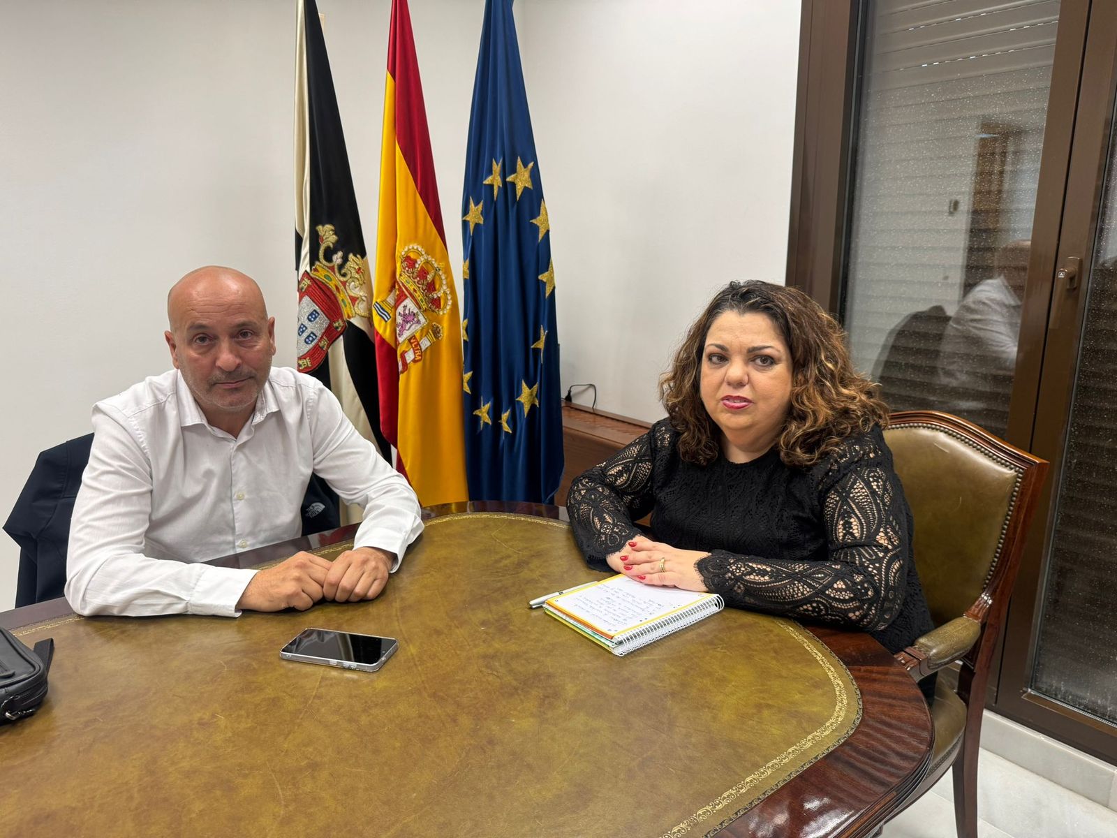 Rachib Sbihi, presidente de la AUGC en Ceuta junto a la delegada del Gobierno en la ciudad autónoma, Cristina Pérez