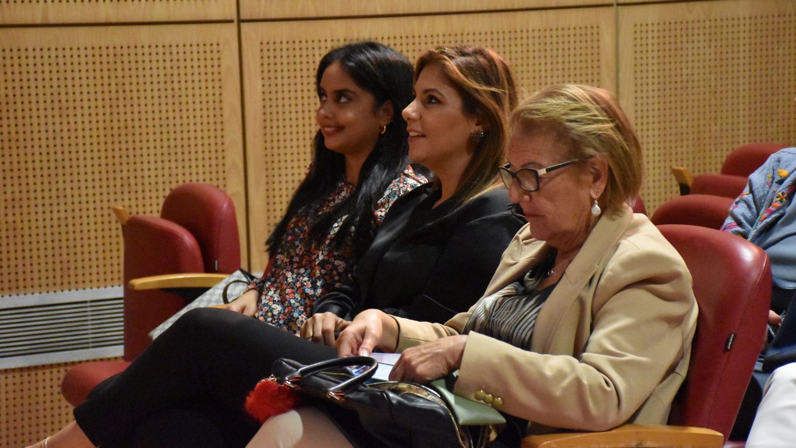 La consejera de Sanidad y su directora general, Nabila Benzina y Rebeca Benarroch, durante la jornada 'Las patologías del silencio'