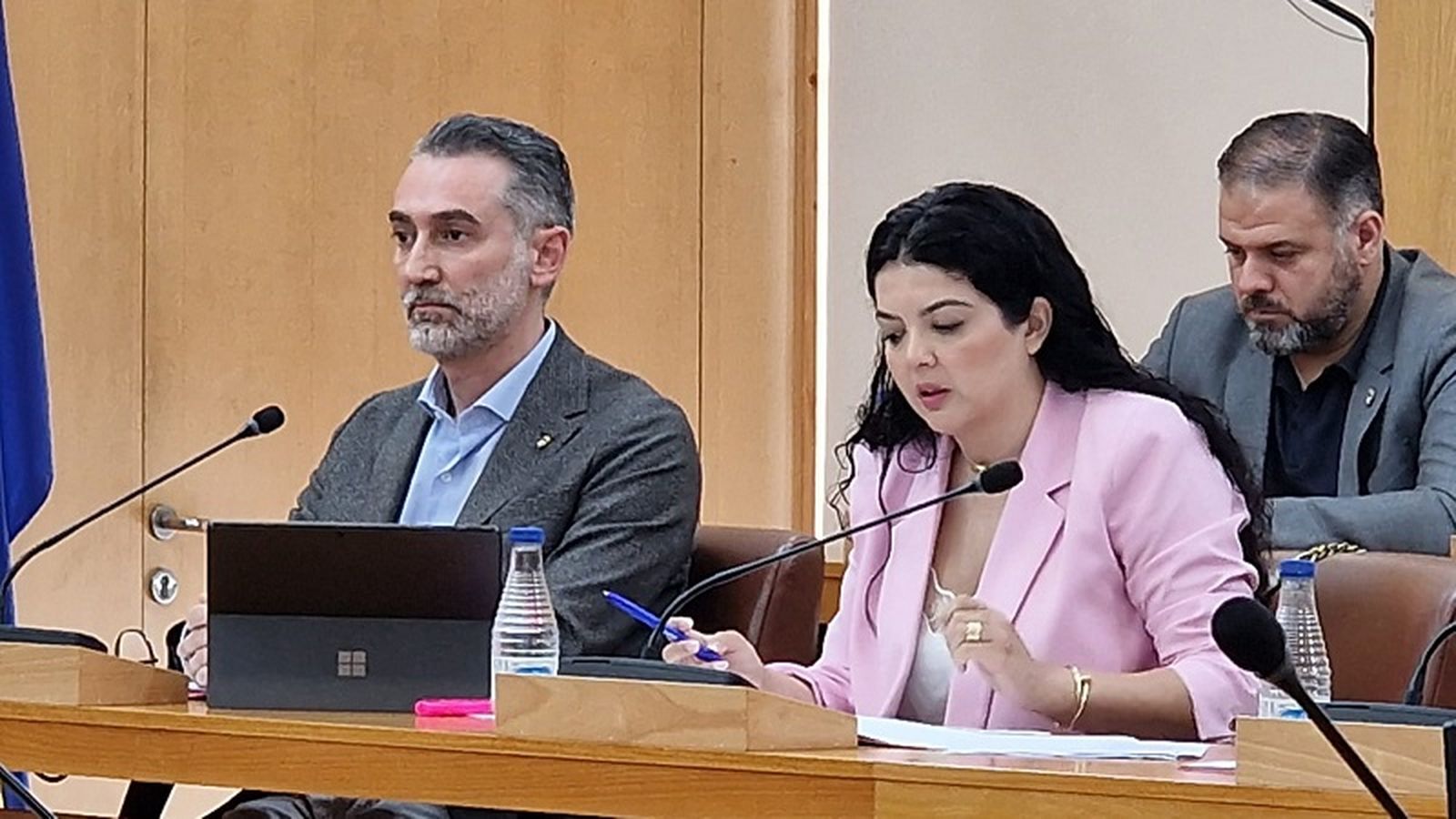 El diputado del PSOE, Sebastián Guerrero, junto a la diputada socialista Hanan Ahmed, este martes durante el pleno. / FOTO S.D.