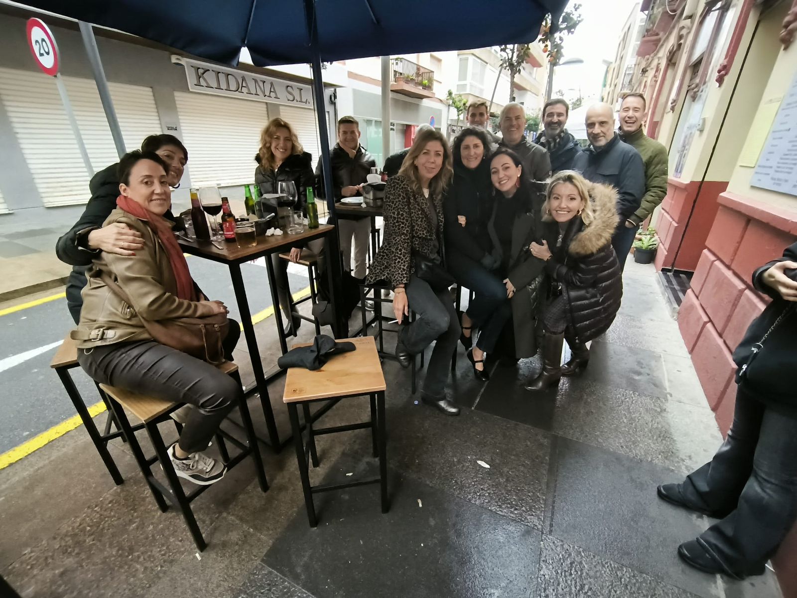 Los ceutíes se lanzan a la calle para celebrar la llamada 'Tardevieja' para despedir 2025