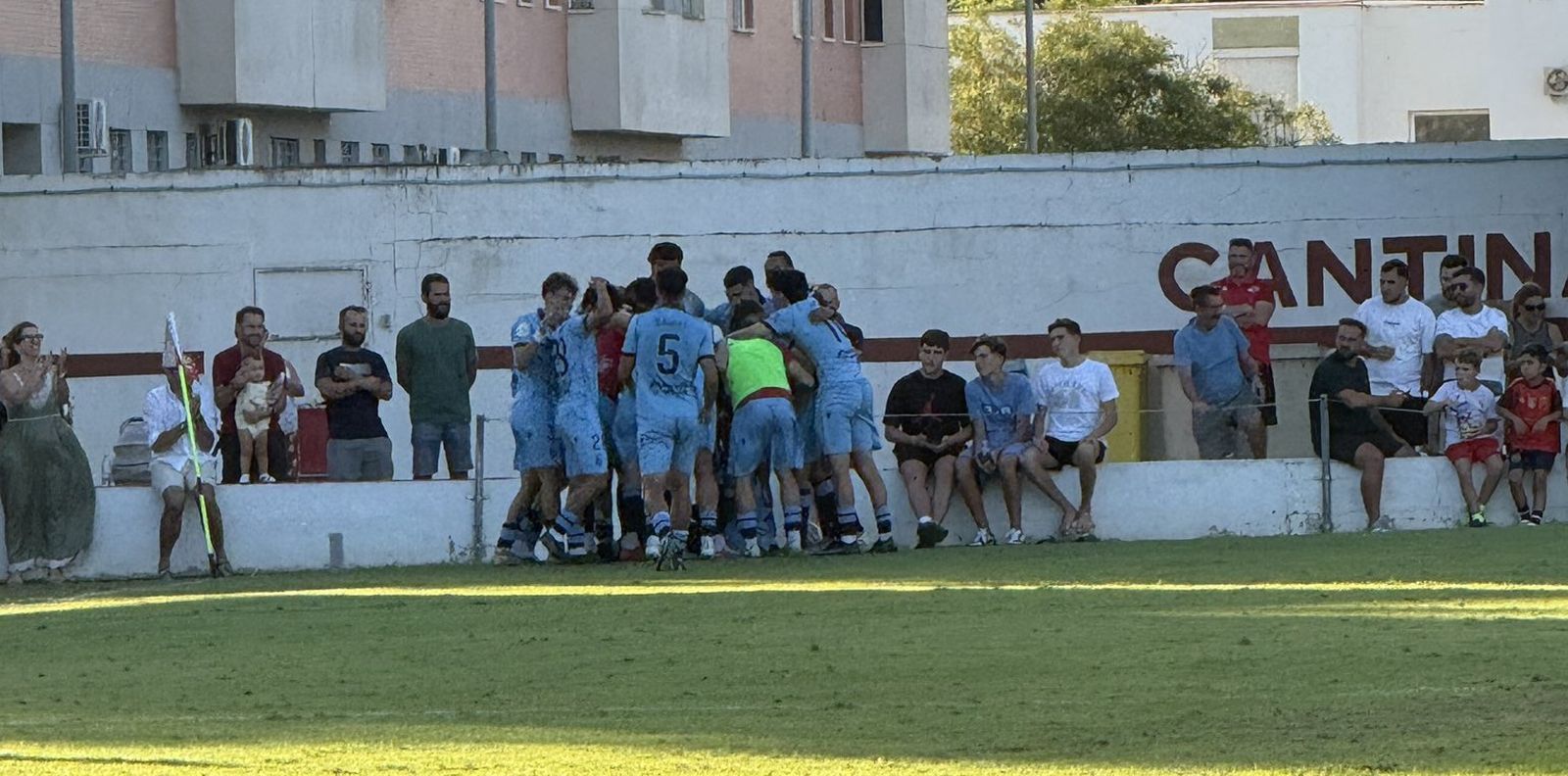 Los chicos de la cantera celebran el gol de la victoria