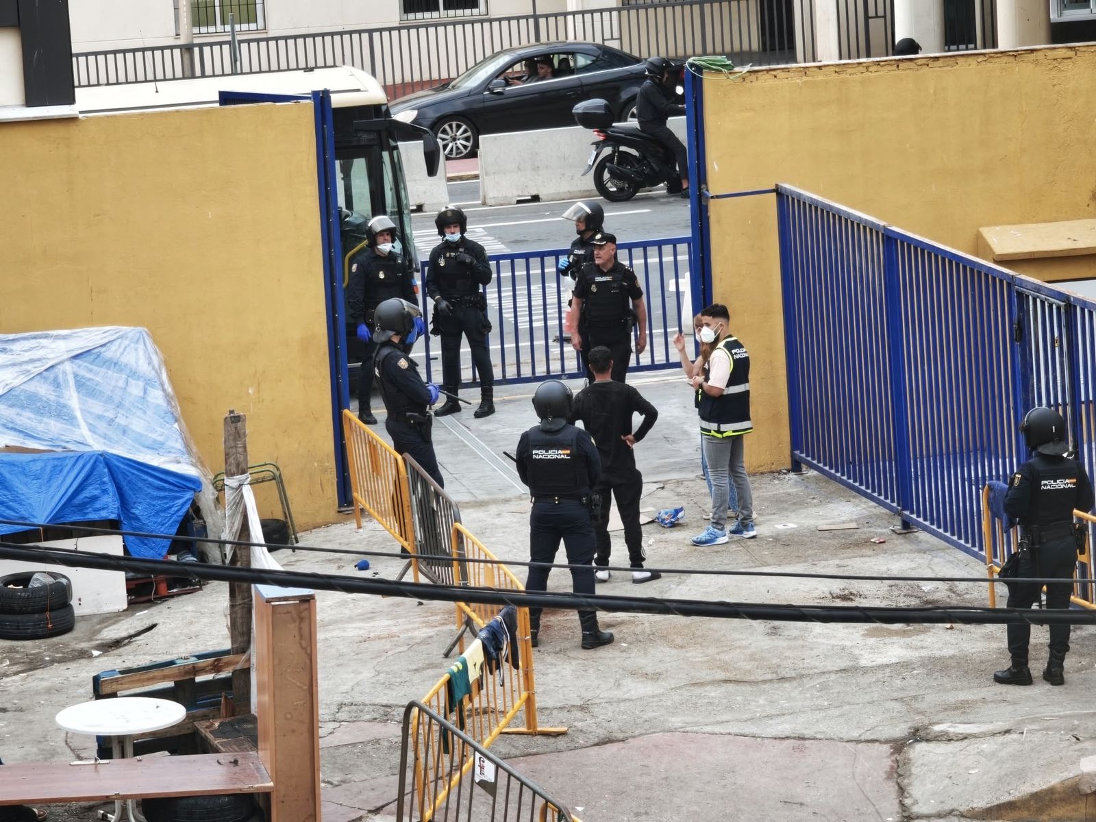 Traslado y retorno de migrantes al CATE y a Marruecos tras el desalojo de la playa de Beníte