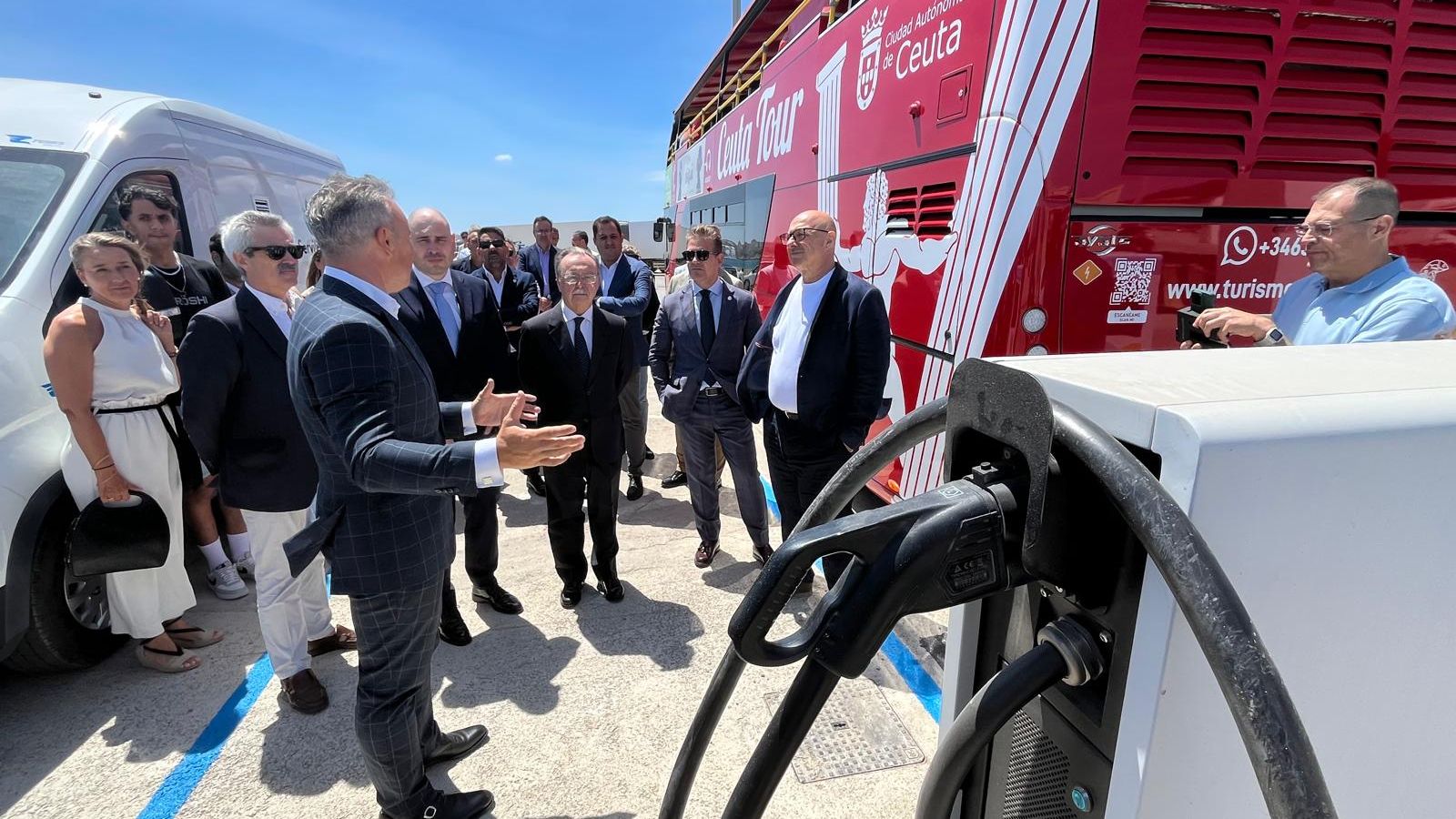 Gómez enseñando la nueva estación para vehículos eléctricos