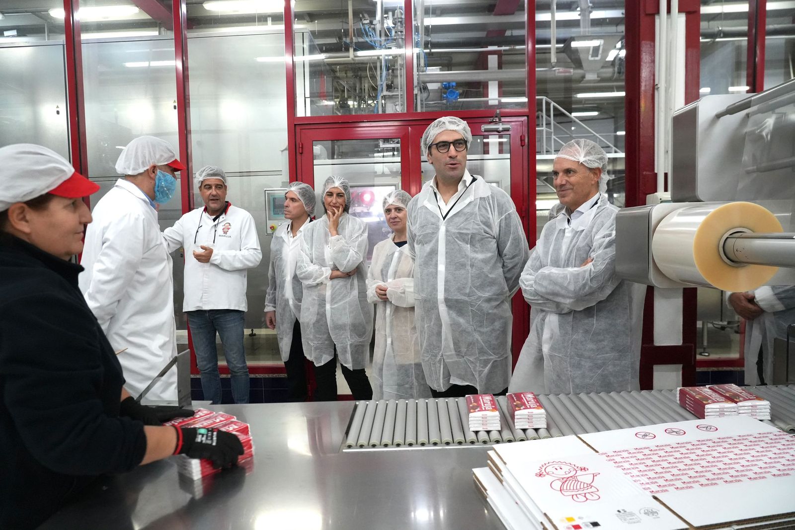 Carlos Cuerpo conoce de primera mano el comercio del Tarajal y los secretos del chocolate Maruja