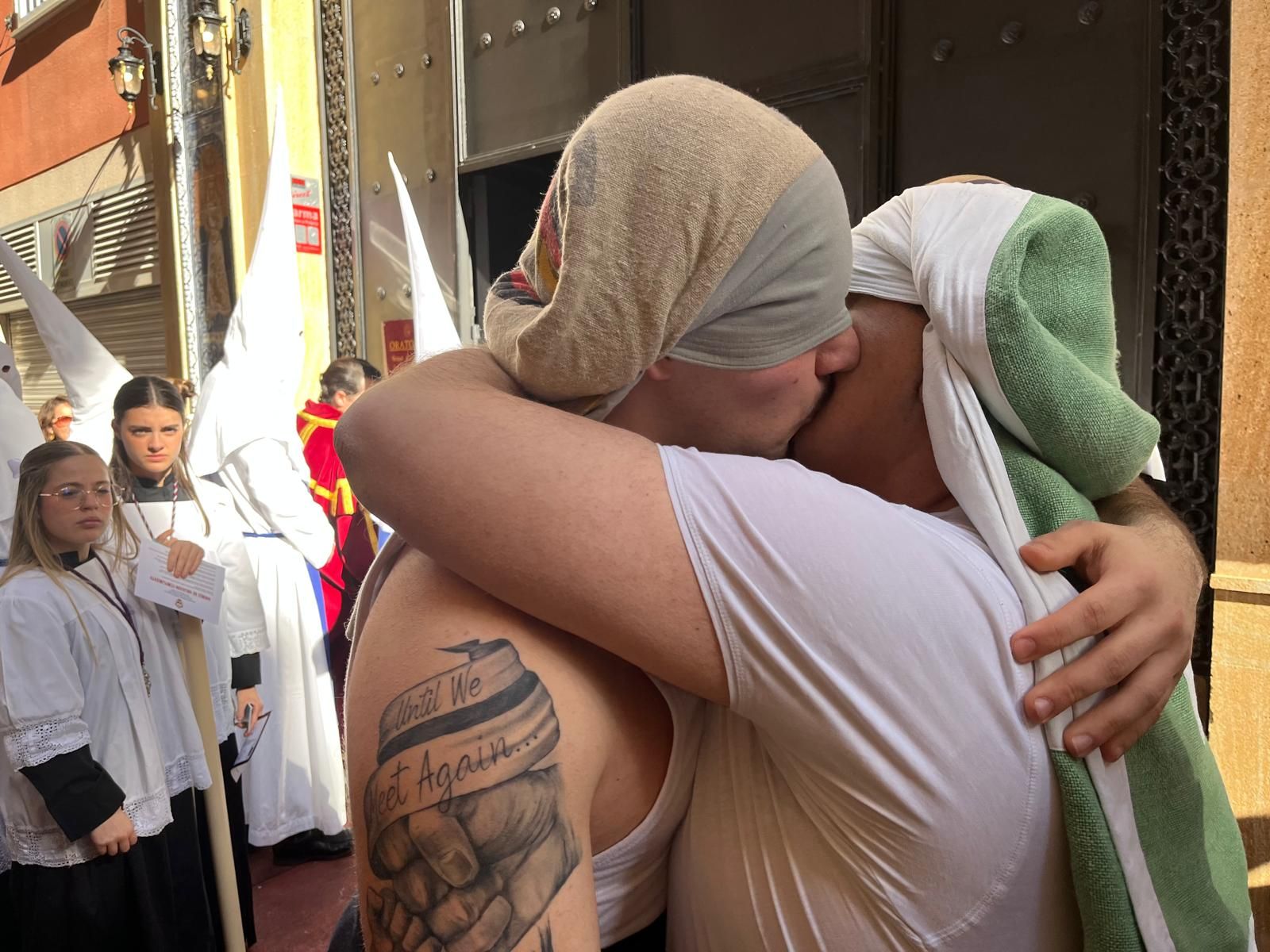Cuarenta y cinco hombres bajo las trabajaderas y uno "ayudando desde el cielo"
