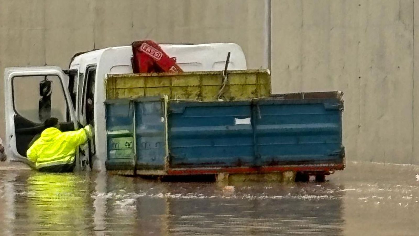 Un camión de Servilimpce y sus operarios se vieron atrapados en las inmediaciones del cementerio de Santa Catalina tras inundarse la carretera de la zona.