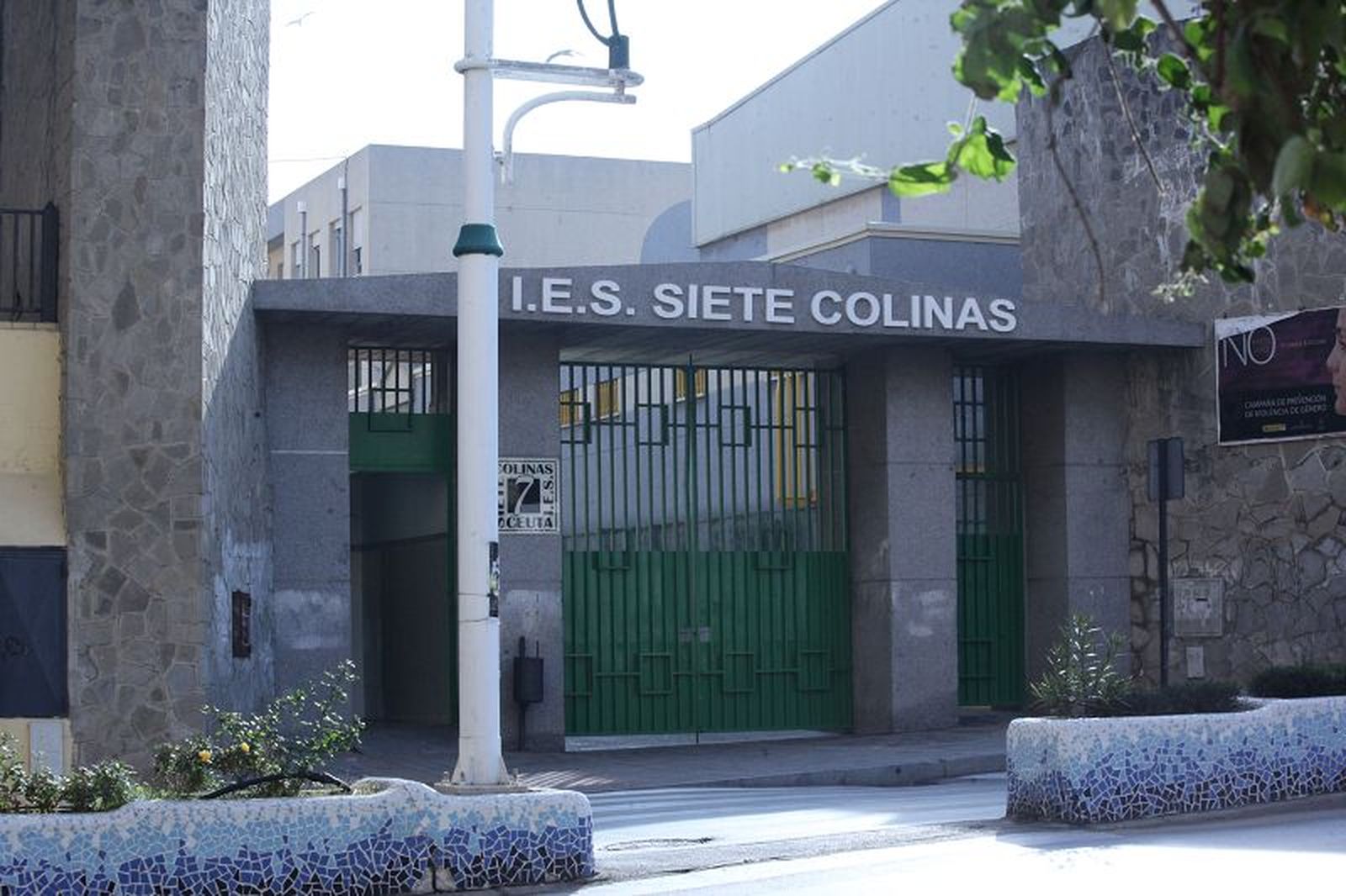 Puerta del IES Siete Colinas.