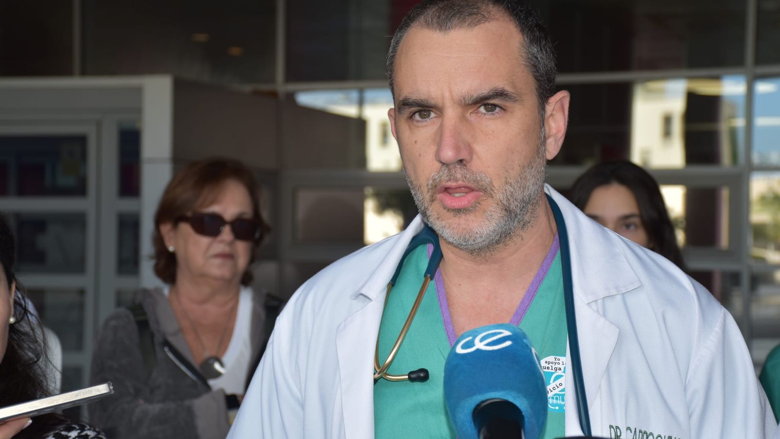 El anestesista del HUCE Javier Carroquino lee un manifiesto en representación de la asociación MUD durante la concentración celebrada este martes, primero de los cuatro días de huelga nacional de médicos