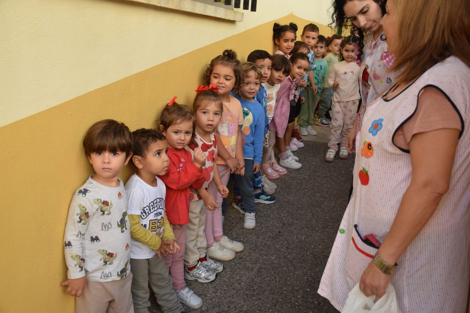 FOTGALERÍA | El Castañero visita el CEIP Ortega y Gasset y continúa su ruta por varios colegios de Ceuta