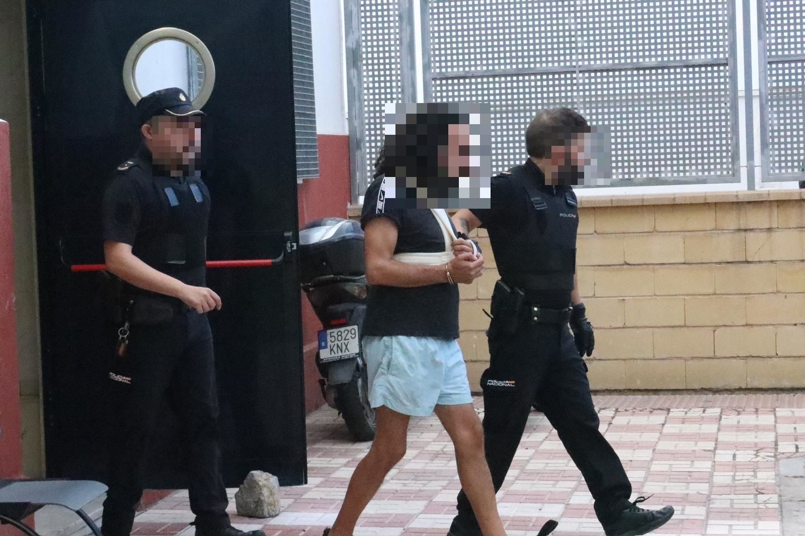 Los tres detenidos por la muerte del bebé salen de la Jefatura Superior y pasan a disposición judicial Los tres detenidos por la muerte del bebé salen de la Jefatura Superior y pasan a disposición judicial