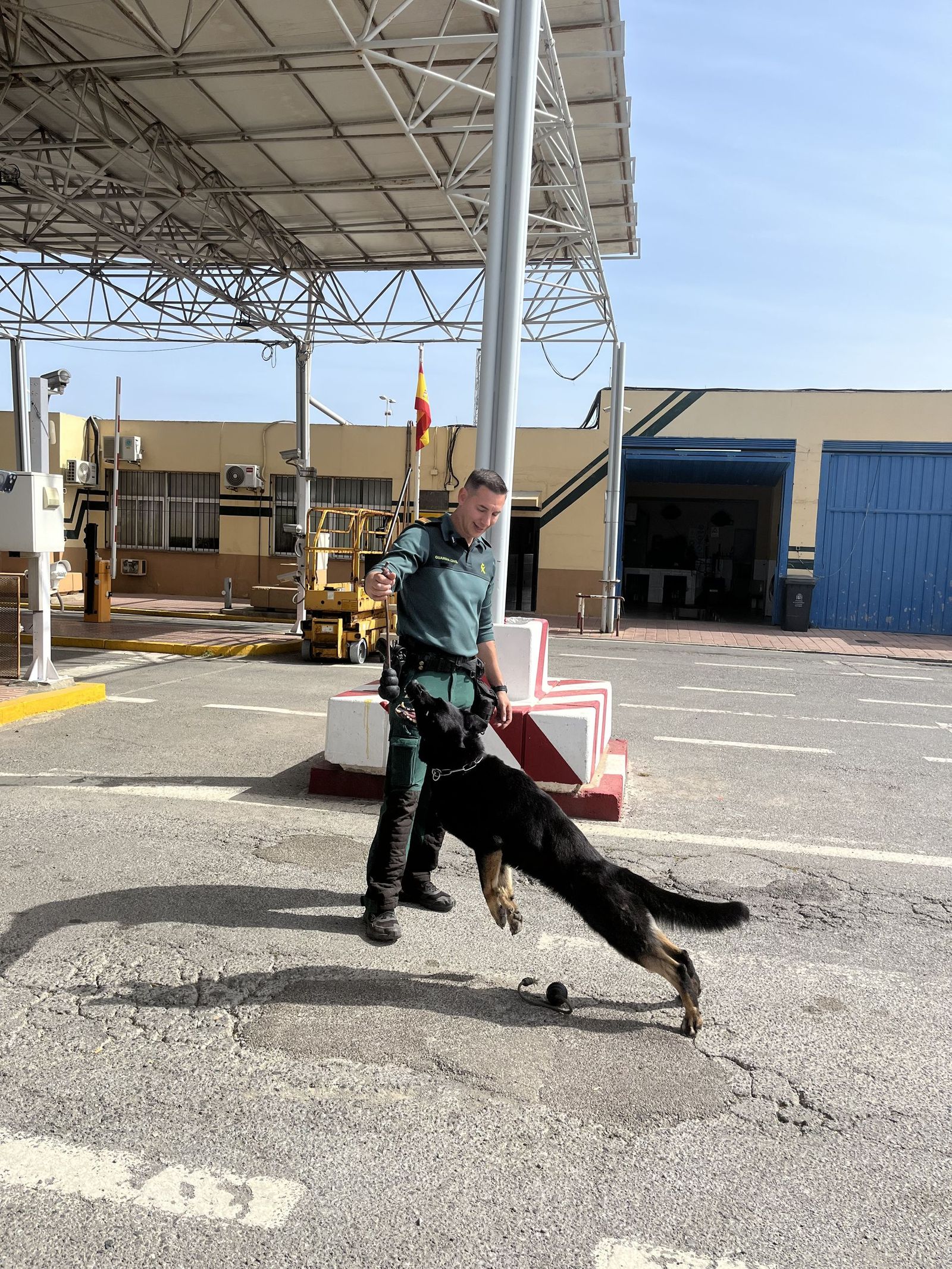 Rita junto a su guía, el sargento Lobo de Dueñas