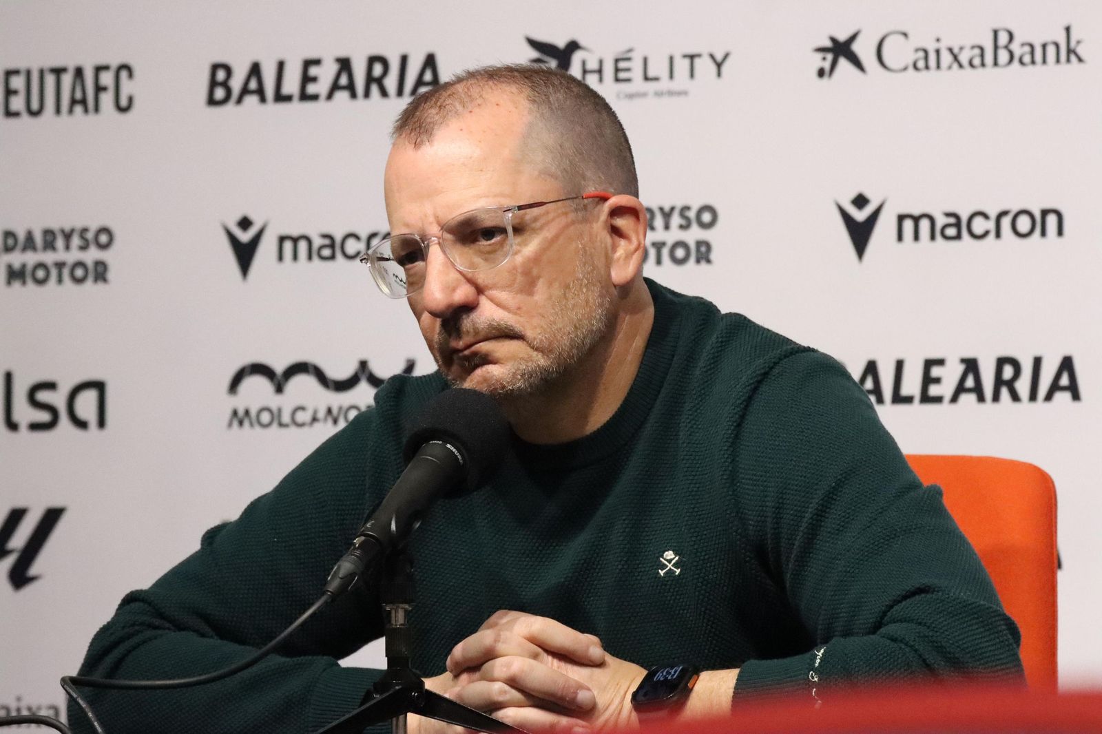 El técnico de la AD Ceuta, José Juan Romero, en rueda de prensa