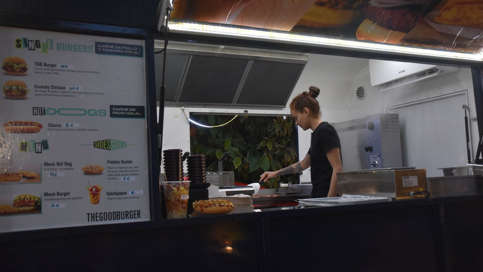 Inauguración del primer 'Food Truck Festival. Sabores del mundo sobre ruedas’ en el Parque Marítimo