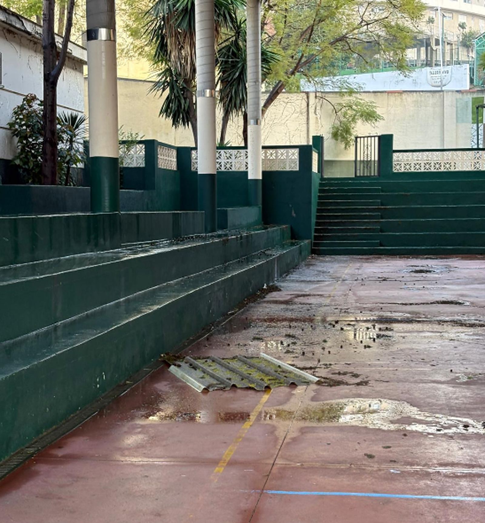 Una de las planchas de la cubierta que cayó al suelo tras la última borrasca