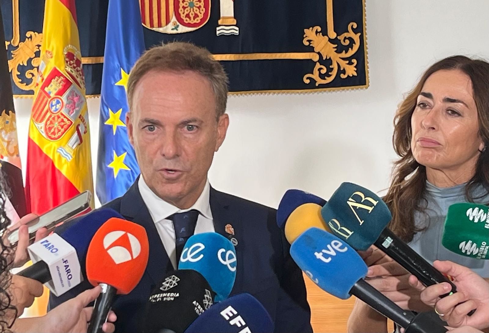 El delegado del Gobierno, David de la Encina, ayer durante su comparecencia ante los periodistas