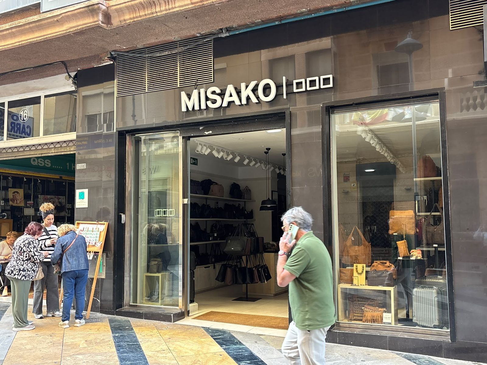 Un comercio de la calle Real, sin luz tras el apagón