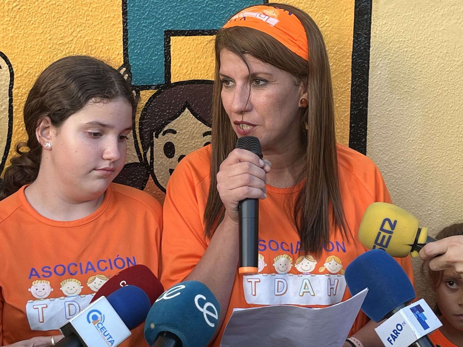 La presidenta de la Asociación TDAH Ceuta, Holaya Abdel-lah, durante la lectura de un manifiesto en la inauguración del nuevo local