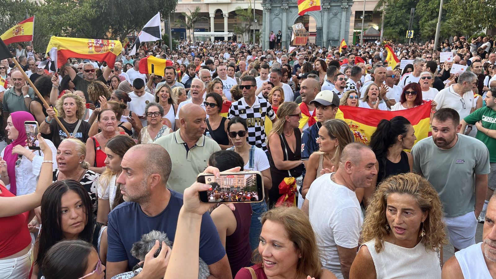 Concentración en Plaza de los Reyes para pedir la dimisión del delegado del Gobierno