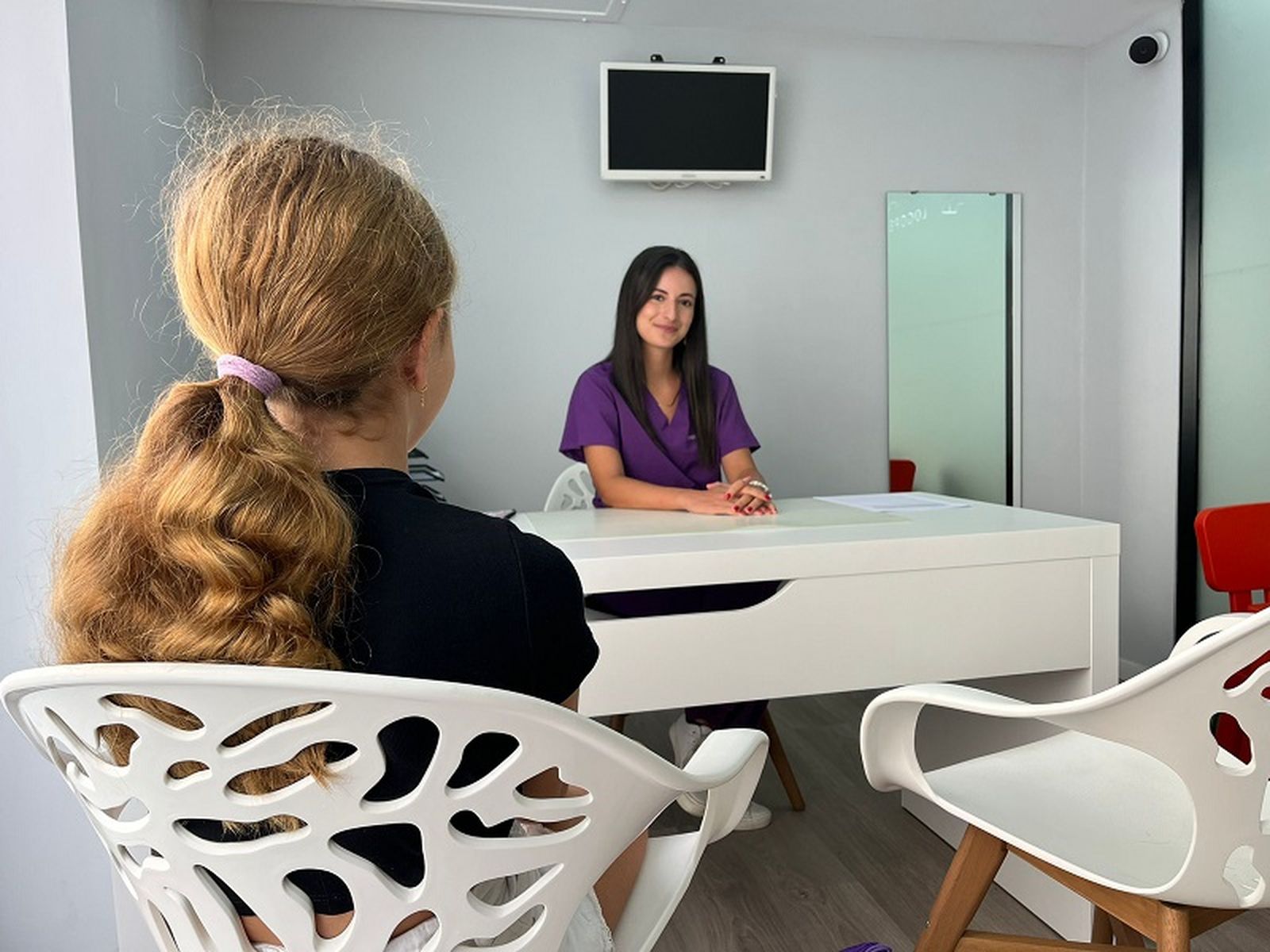 Selma Abdelkader con una paciente./ FOTO C.L.