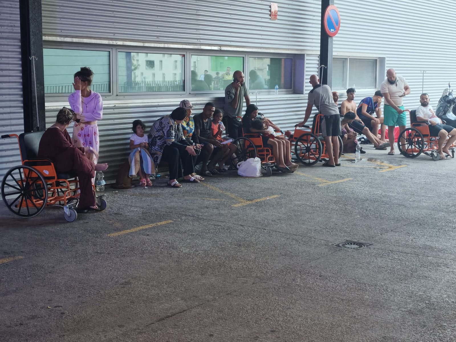 El servicio de Urgencias del HUCE este jueves, repleto de migrantes