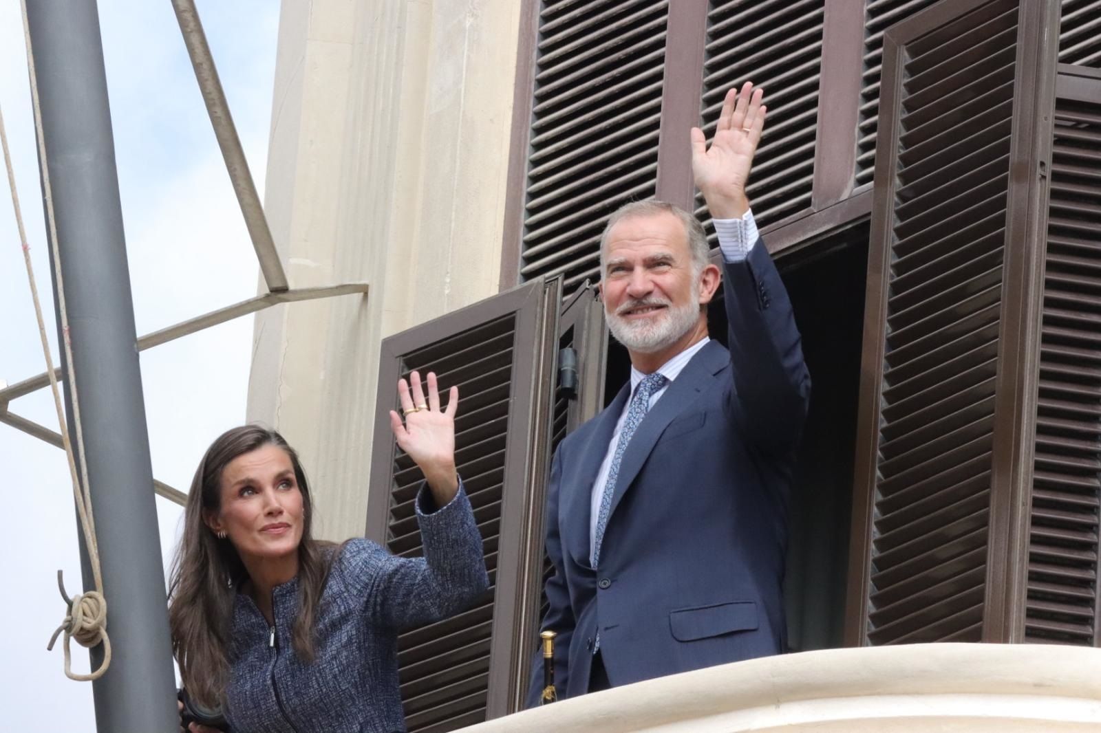 Los reyes saludan a la multitud desde el balcón del Palacio Autonómico