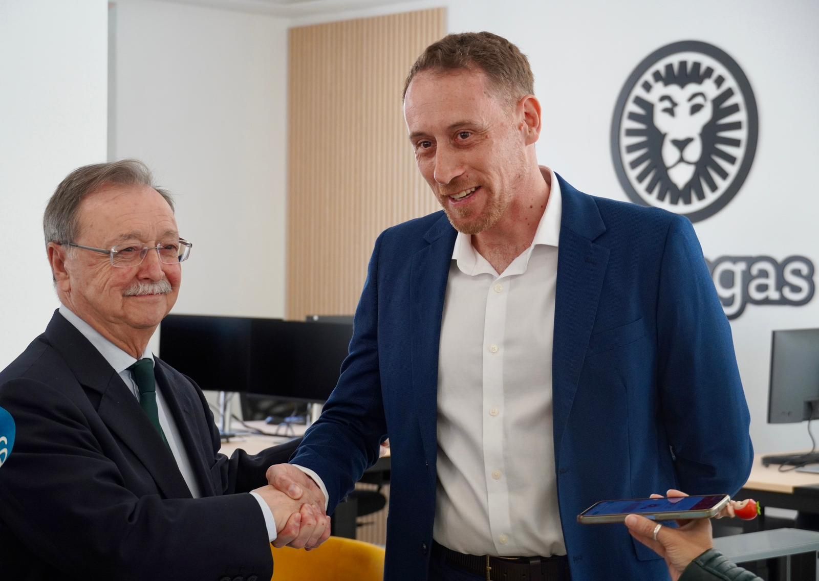 Vivas saluda al representante de la empresa