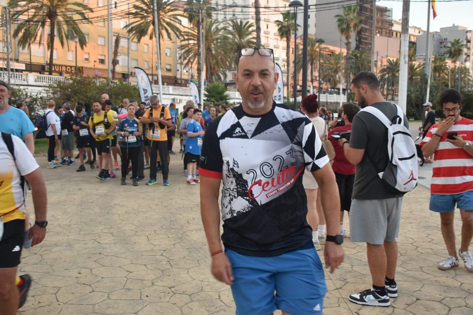 Decenas de senderistas llenan de luz y deporte la XVIII Marcha Nocturna Familiar de Ceuta