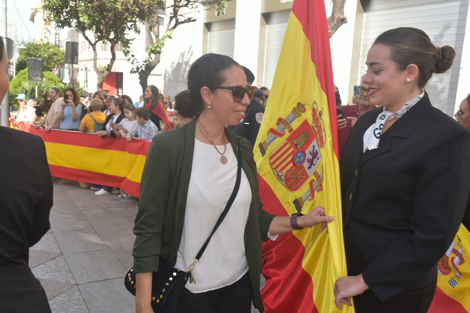 Multitud de ceutíes juran bandera de manera simbólica para mostrar su pertenencia a España