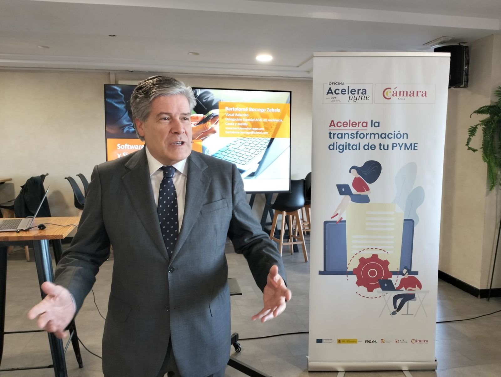 Bartolomé Borrego se dirige a los empresarios convocados por la Cámara de Comercio