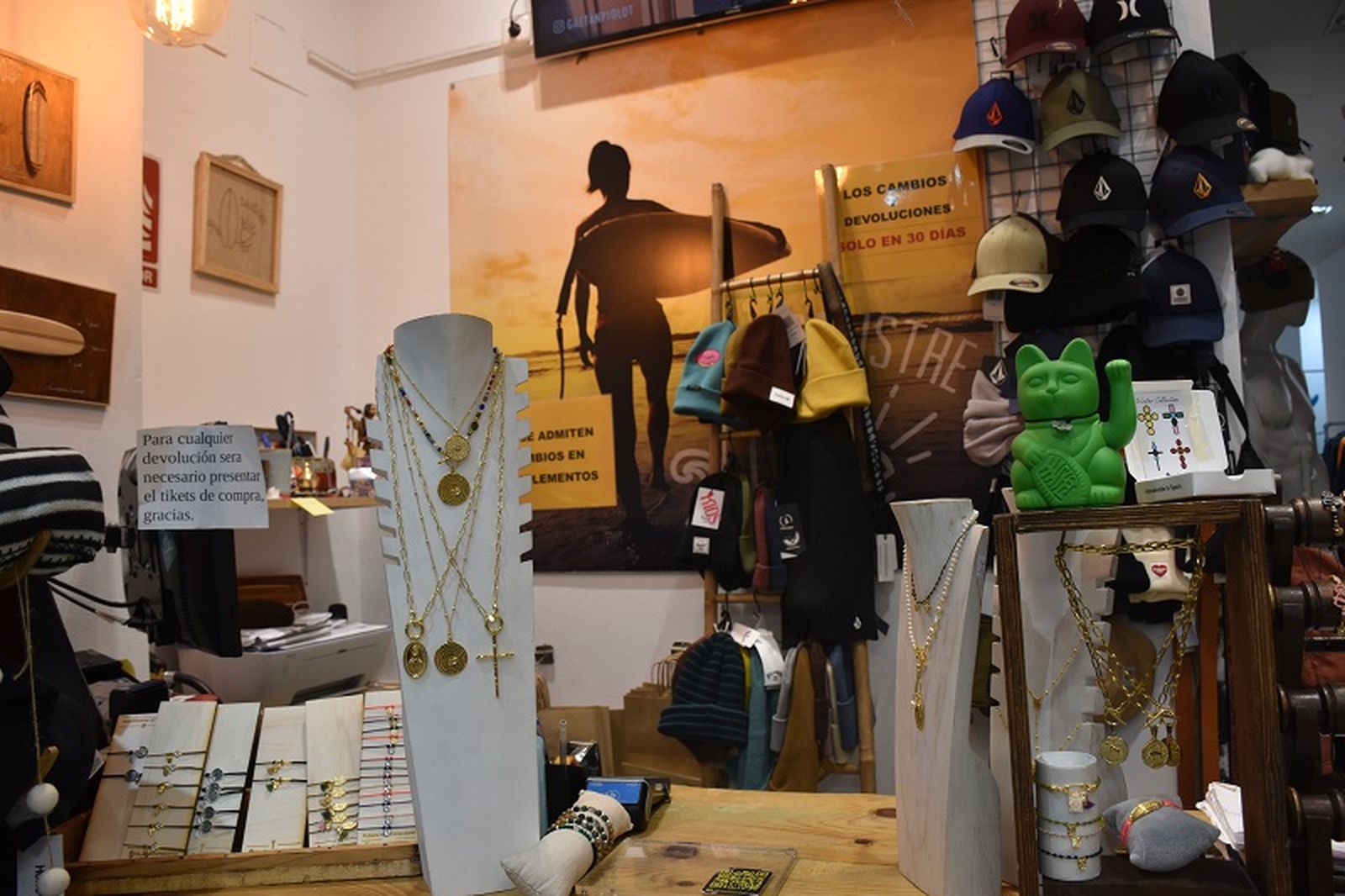 Interior de la tienda de moda `surfer´ en la calle Real, Salistre. / FOTO G.S.