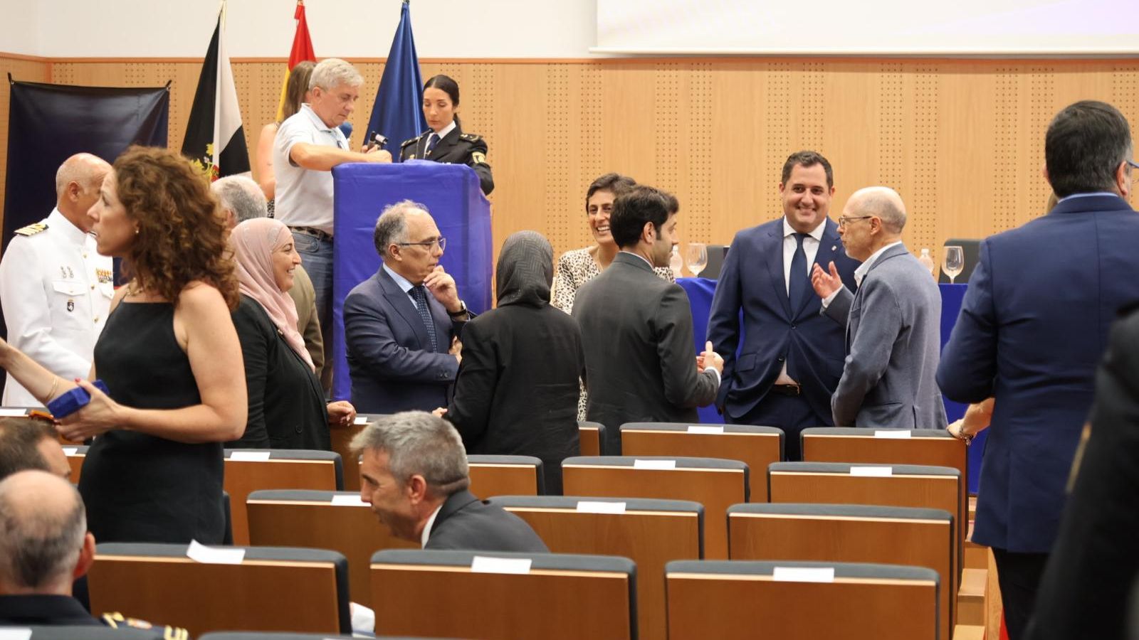 Las autoridades políticas justo antes de que comenzara el acto