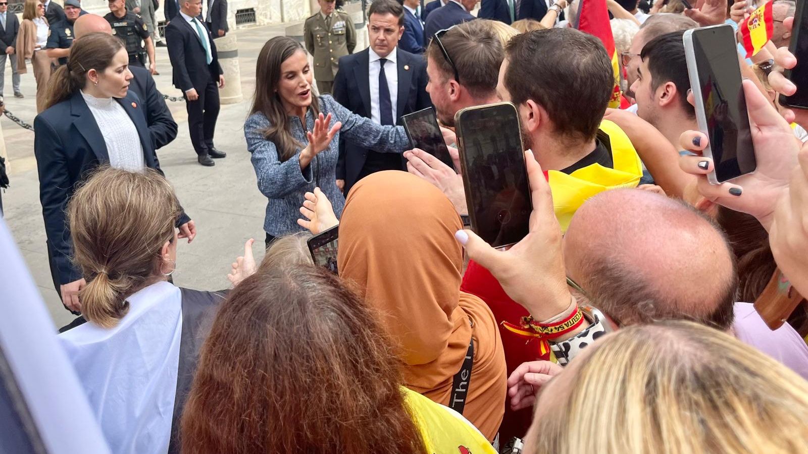 Llegada de los Reyes al Palacio Autonómico saludando a los ceutíes en Gran Vía
