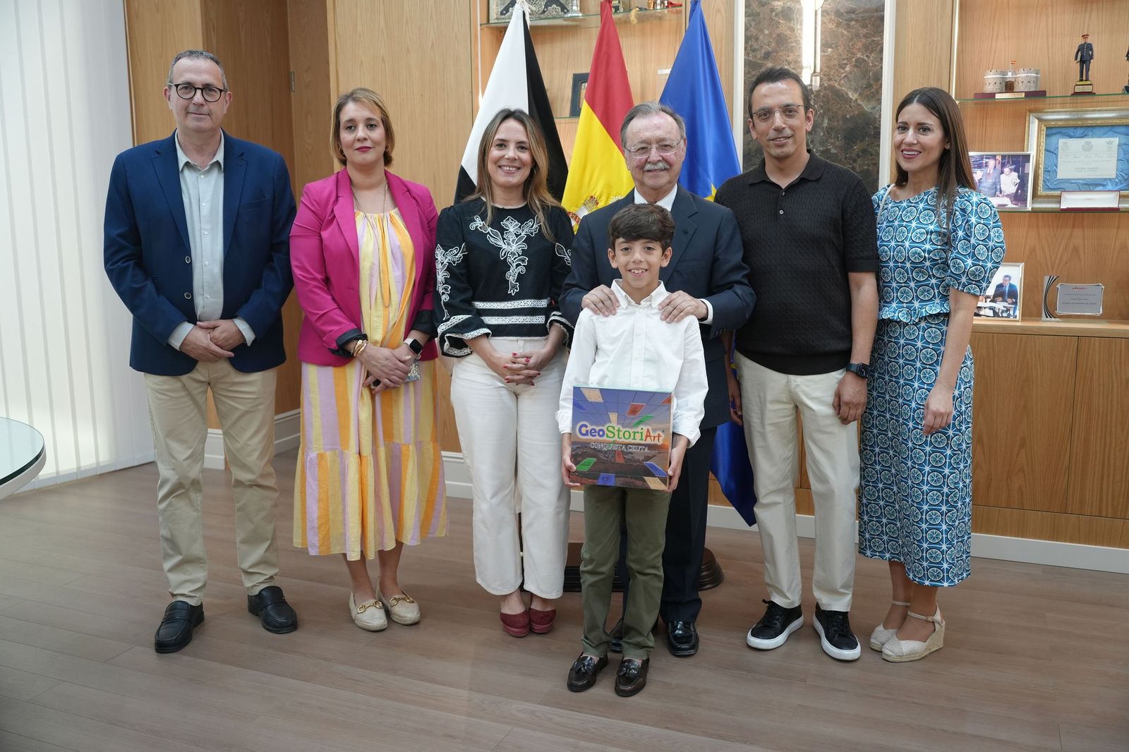 Vivas recibe a Manuel Santiago Siles, ganador del concurso escolar ¿Qué es un Rey para ti?