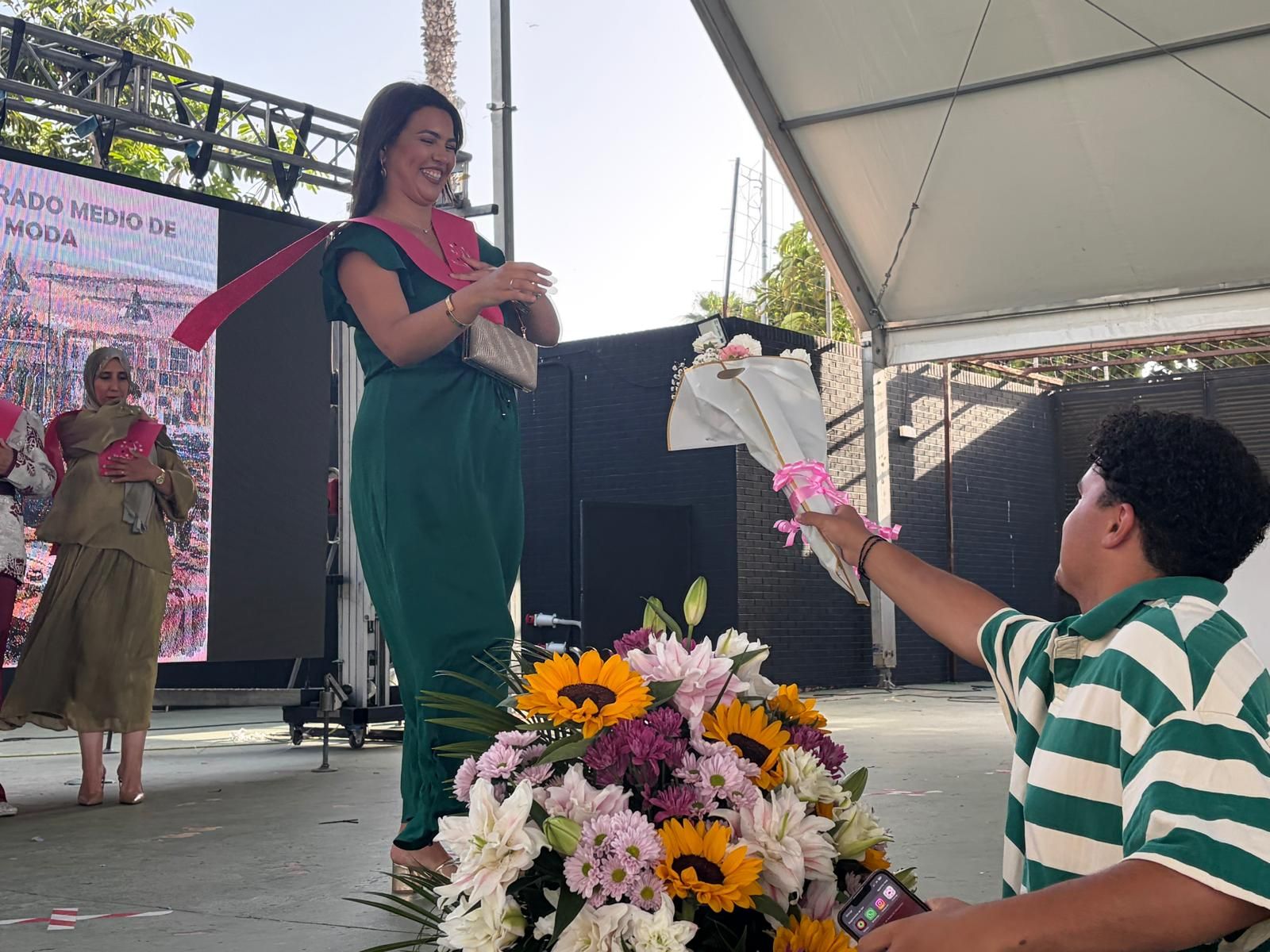 Multitudinaria graduación del Clara Campoamor en el Auditorio de la Marina