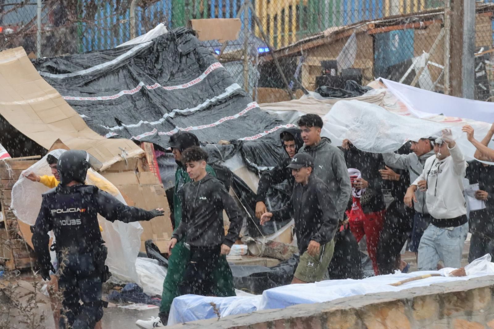 La Policía Nacional, desplegada en el polígono del Tarajal pese a la lluvia para desalojar la zona de inmigrantes