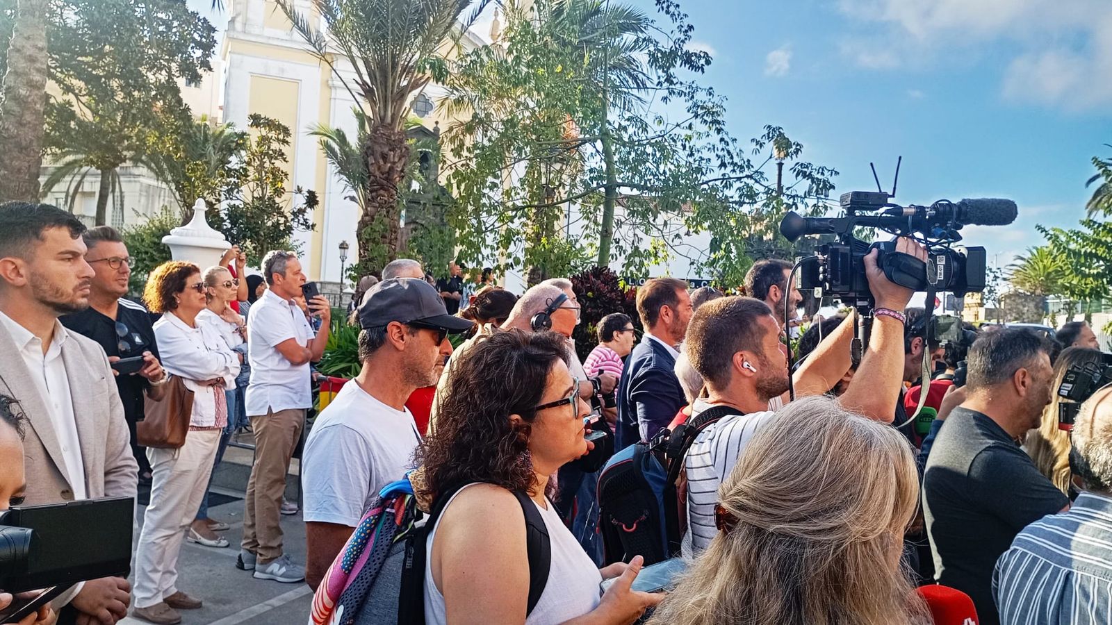 Público y medios de comunicación desplegados en Plaza de África