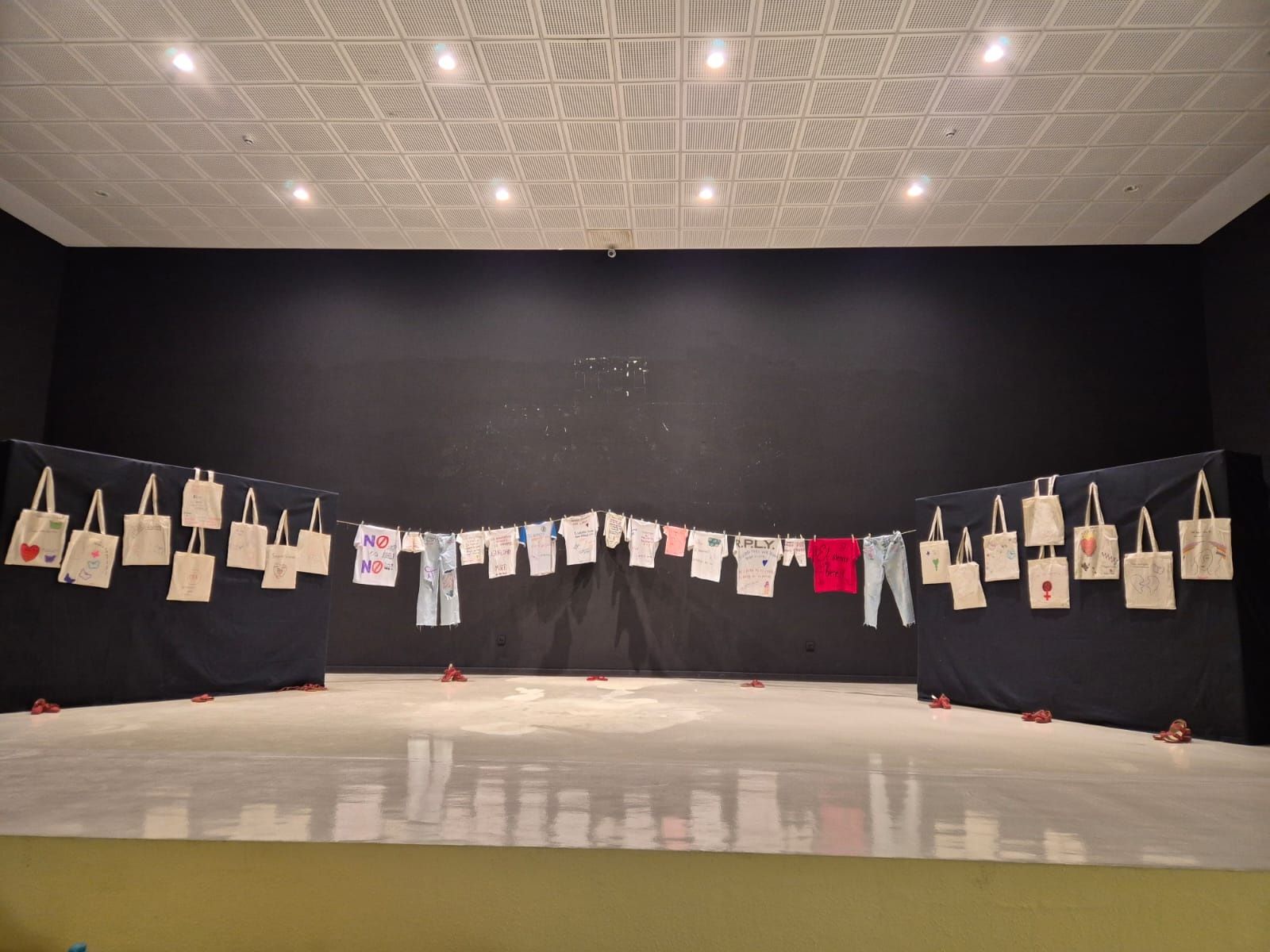 Exposición de piezas realizadas en tela por los internos de Fuerte Mendizabal