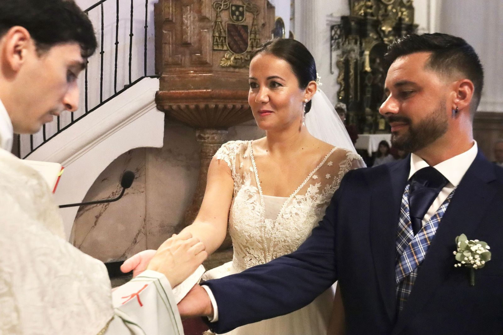 FOTOGALERÍA | Marta y Laslo se dan el 'sí quiero' ante la Patrona de Ceuta