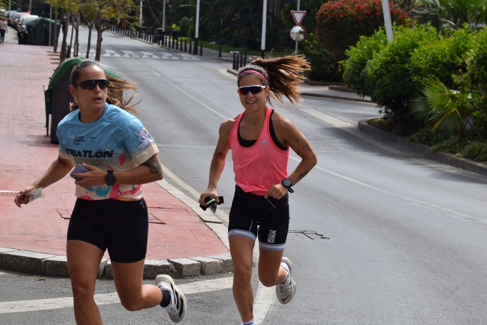 Ceuta se viste de rosa para abrazarse a la vida