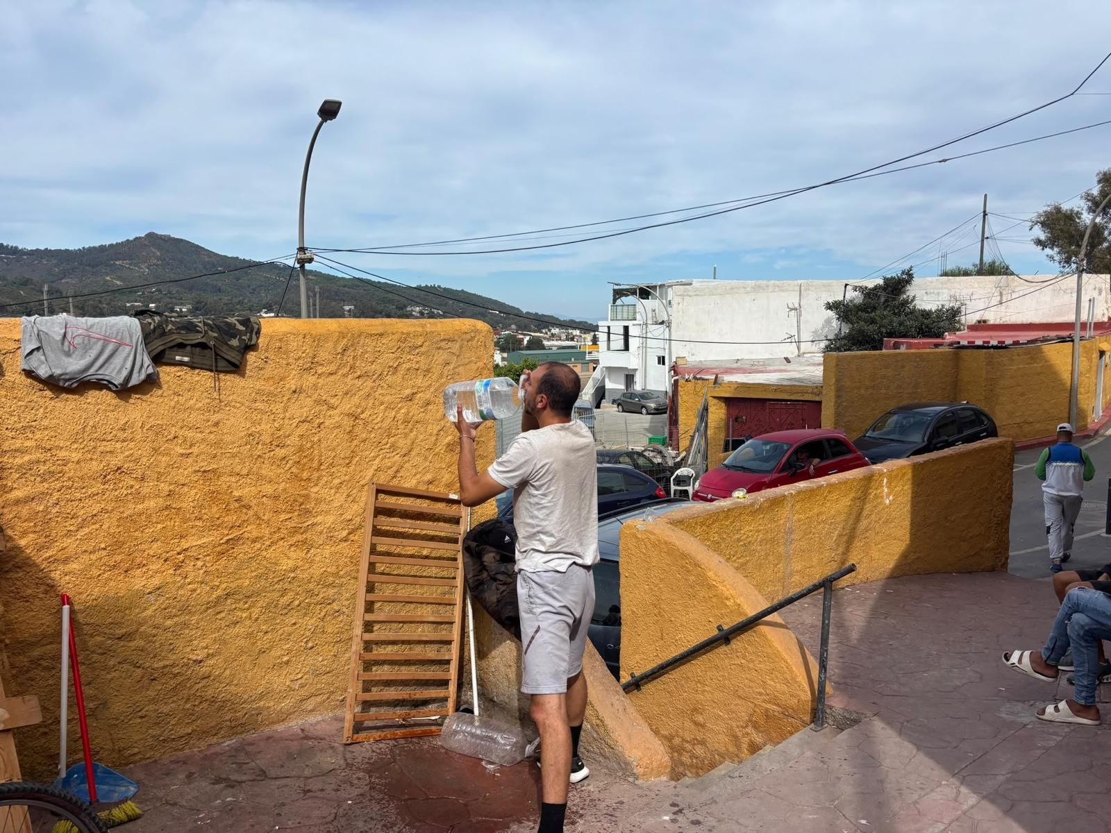Los Rosales estalla tras 70 días de abandono y exige una solución para los migrantes que siguen en sus calles