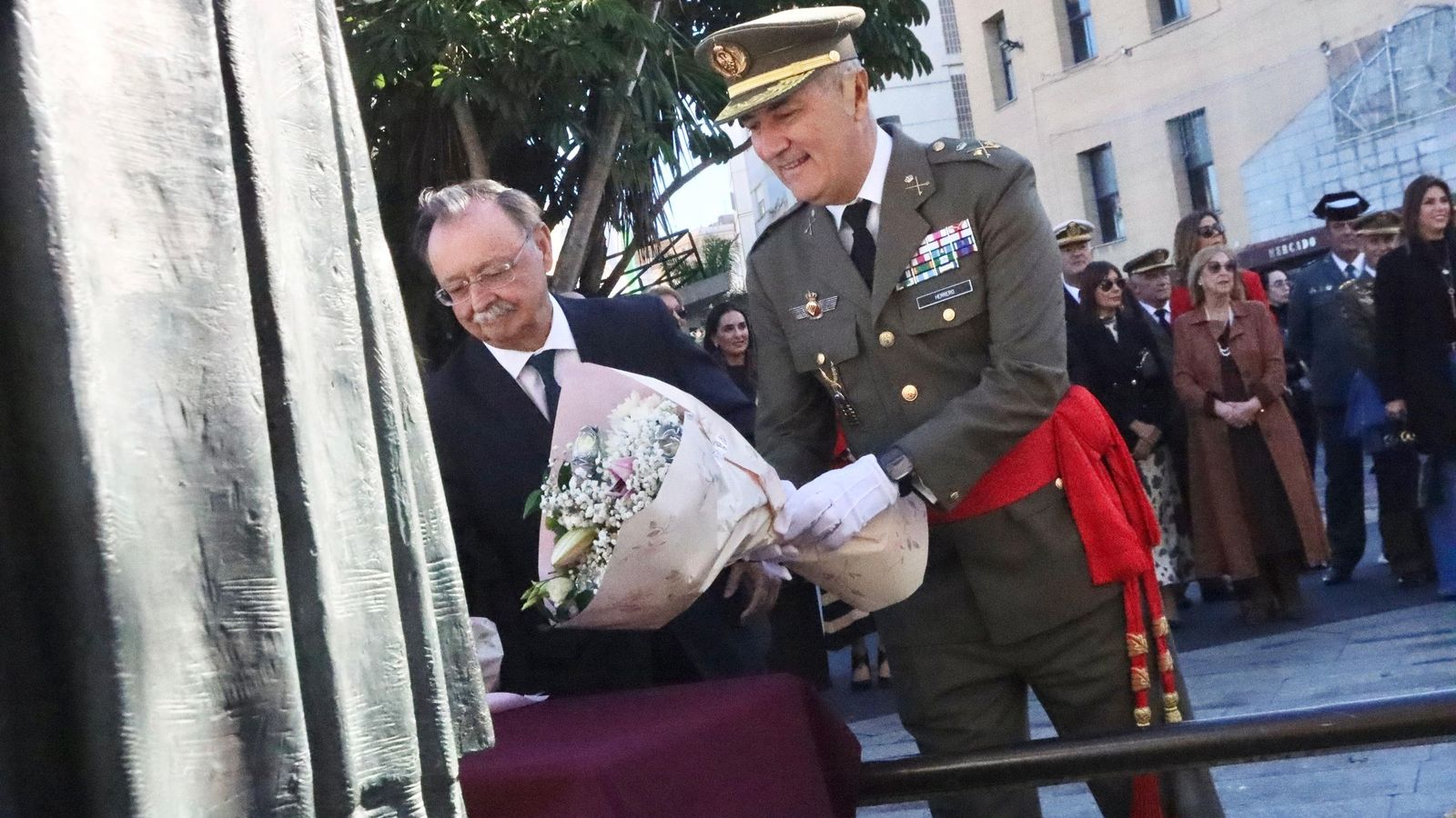 El presidente y el comandante general en la ofrenda en el monumento de la Constitución
